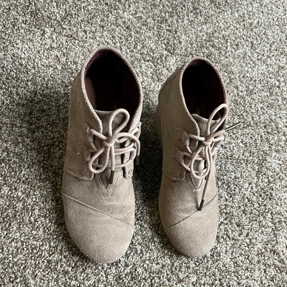 TOMS Suede Lace Up Wedge Booties - Size 8 - Picture 6 of 10